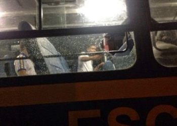 Estudantes de Barrocas ficam feridos após ônibus ser apedrejado