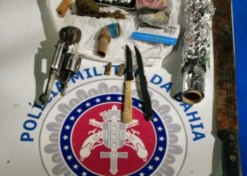 Homem é preso com arma, pedras de crack e maconha