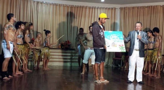 Rosik no Sarau Social 2013, que participou como integrante do CAPs pintando um quadro que foi sorteado no final. O Juiz Dr Gerivaldo Neiva arrematou o quadro e doou para o CAPs.