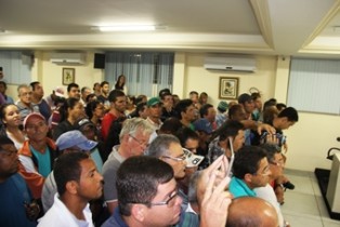 Plenário com muita gente  nervosa. 