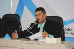 Betão atendeu ao pedido de seis vereadores para suspender a sessão atendendo ao regimento interno.