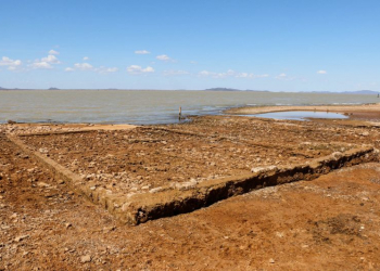 Baixo nível de água da represa Sobradinho faz povoado inundado aparecer