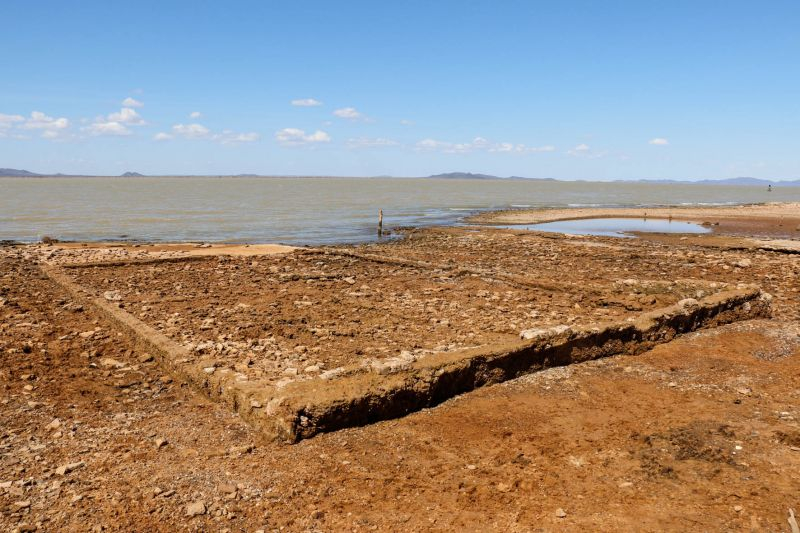 Baixo nível de água da represa Sobradinho faz povoado inundado aparecer