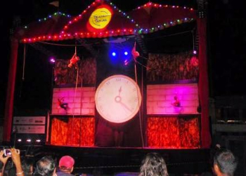 Teatro de Tábuas encanta público que lotou a Praça da Matriz de Barrocas
