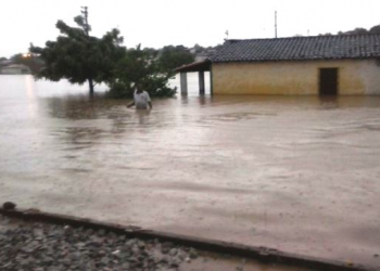 Forte temporal deixa alguns pontos das cidades de Queimadas e Santaluz submersos