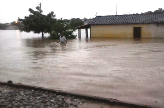 Forte temporal deixa alguns pontos das cidades de Queimadas e Santaluz submersos