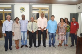 Futuro deputado posa ao lado de aliados e não aliados.