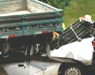 Carro fica embaixo de caminhão em acidente envolvendo 8 veículos na BR 324