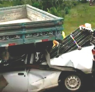 Carro fica embaixo de caminhão em acidente envolvendo 8 veículos na BR 324