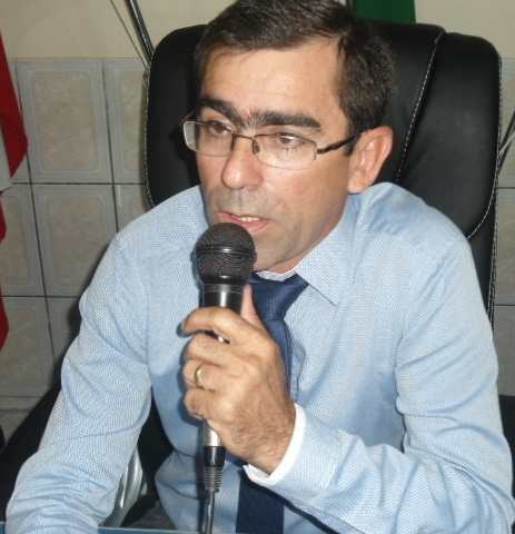 Carlinhos é da base do Governo Municipal.