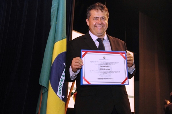 Alex da Piatã exibe seu segundo diploma para atuar na vida pública depois de 2 anos, quando recebeu de vice-prefeito de Coité.