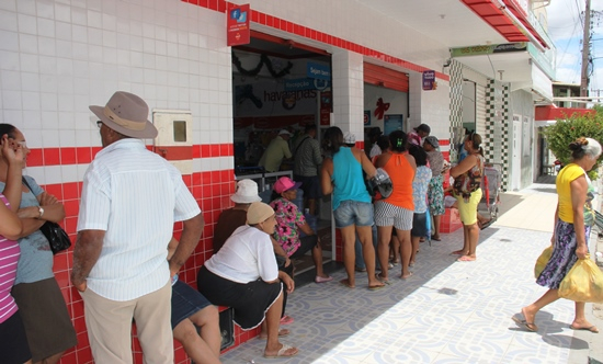 Sem banco na cidade, população de Nova Fátima sofre nas filas dos agentes credenciados