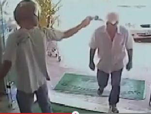 Aposentado ignora ladrão armado e entra em supermercado durante assalto; vídeo