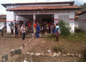 Populares invadem fábrica de vassouras comunitária abandonada em Tanquinho