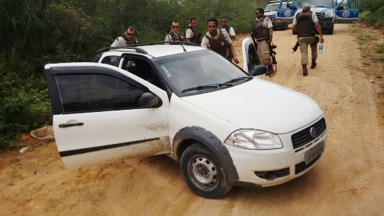 Depois de assaltar Banco do Brasil, Cooperativa de Crédito e Correios de Nordestina, quadrilha abandona veículos em estrada para facilitar fuga