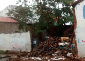 Muro desaba durante chuva e atinge idoso