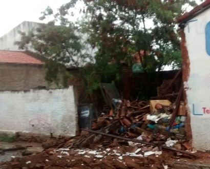 Muro desaba durante chuva e atinge idoso
