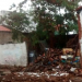 Muro desaba durante chuva e atinge idoso