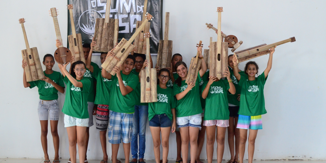 Jovens coiteenses fabricam instrumentos com flecha de sisal; músico paulista visita local do projeto