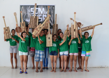 Jovens coiteenses fabricam instrumentos com flecha de sisal; músico paulista visita local do projeto