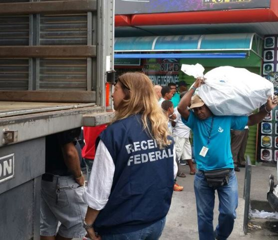 Operação no ‘Feiraguay’ apreende 4 mil pares de tênis