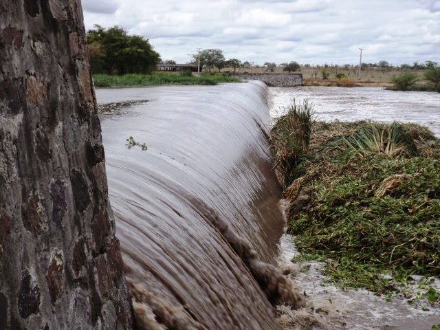 Após fortes chuvas, Rio Jacuípe transborda e deixa moradores ribeirinhos ilhados
