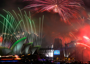 Com tradicional queima de fogos, Sydney recebe Ano Novo; confira fotos