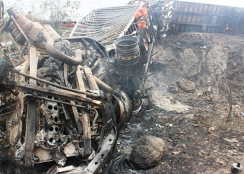 Três mortos e um ferido em acidente envolvendo carreta bitrem e Gol na BR 116, em Teofilândia