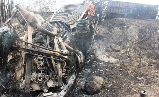 Três mortos e um ferido em acidente envolvendo carreta bitrem e Gol na BR 116, em Teofilândia
