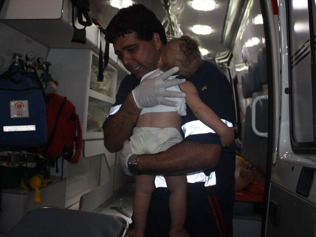 Bebê sai ileso de acidente que deixou os pais gravemente feridos em Itamaraju