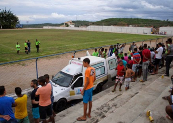 Homem é baleado durante partida de futebol