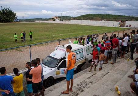Homem é baleado durante partida de futebol