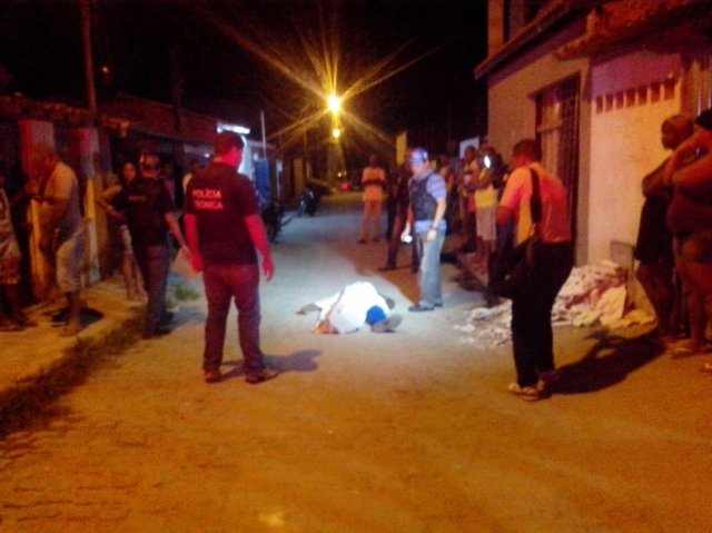 Feira de Santana – Homem morre após ser atingido por bala perdida enquanto passeava com a neta