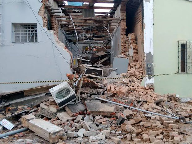 Homens explodem parede de banco  e roubam caixas eletrônicos em Teodoro Sampaio