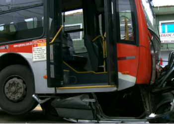 Milagre de Natal: casal sobrevive em acidente de carro prensado por ônibus