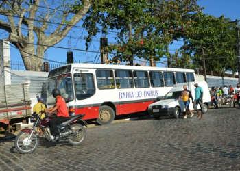 Feira de Santana – Idoso morre ao pular de ônibus em movimento e se chocar em poste