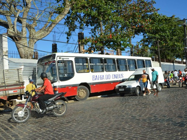 Feira de Santana – Idoso morre ao pular de ônibus em movimento e se chocar em poste