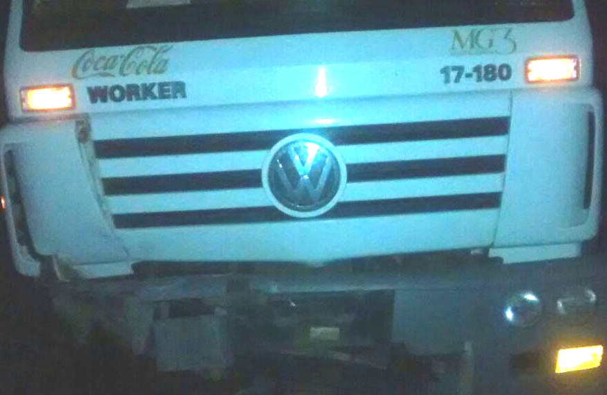 Carro bate em caminhão de distribuidora de Coité, em Queimadas