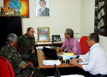 Prefeito recebe comandante do exército e chefe da ‘Operação Pipa’ em seu gabinete