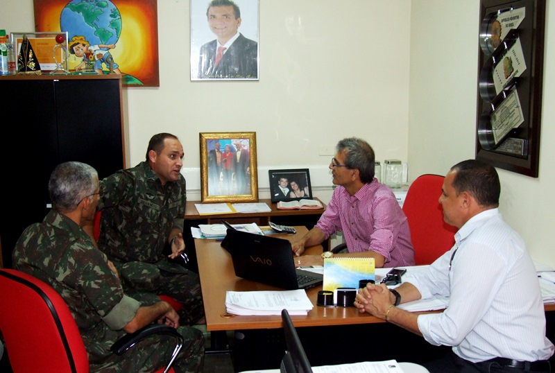 Prefeito recebe comandante do exército e chefe da ‘Operação Pipa’ em seu gabinete