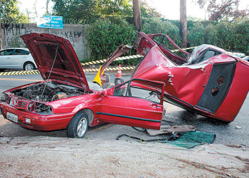SP – Carro bate em poste e se divide ao meio, motorista fica ferido levemente