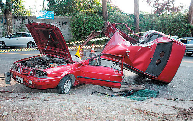 carro destruído e motorista ferido levemente