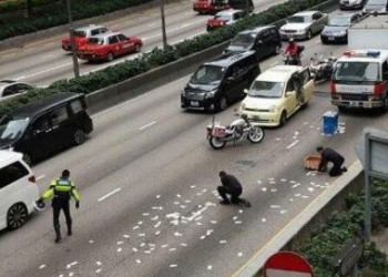 Presente de Natal: Carro-forte espalha cerca de R$ 1,7 milhão pelas ruas de Hong Kong