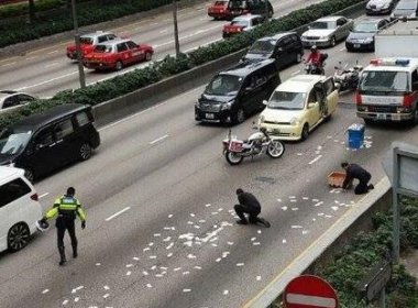 Presente de Natal: Carro-forte espalha cerca de R$ 1,7 milhão pelas ruas de Hong Kong