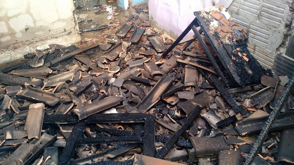 Grupo ateia fogo em casa de homem que matou vizinha de 15 anos no sul da Bahia