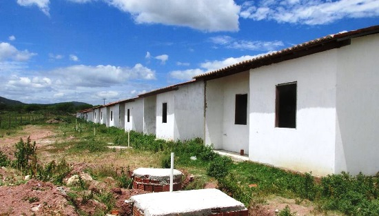 Cansados de esperar, populares invadem casas do Programa “Minha Casa Minha Vida”