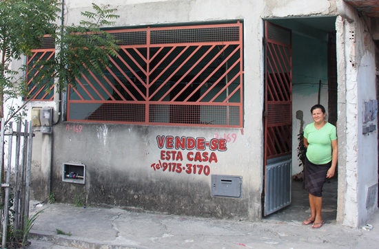 Coité – Mãe coloca casa a venda para tentar realizar cirurgia da filha que sofre de Escoliose