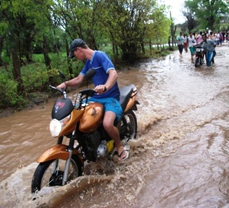 Coité – Riacho entre São Roque e Ipoeirinha transborda