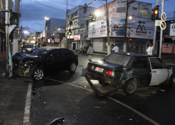 Motorista faz conversão proibida e provoca acidente no Centro de Coité