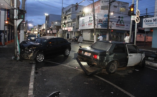 Motorista faz conversão proibida e provoca acidente no Centro de Coité